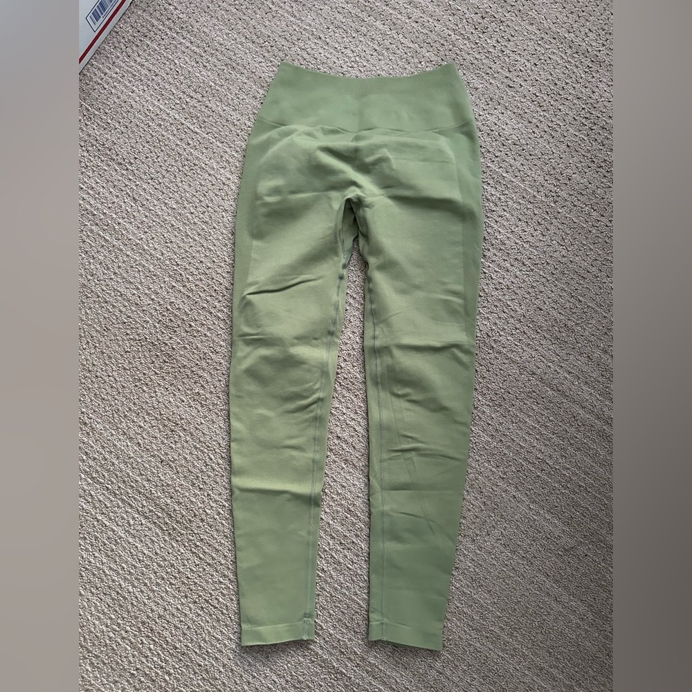 #672 Women's Unbranded Workout Leggings in Sage Size Small.